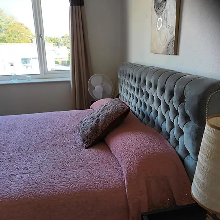 Apartment-sleeps3-parking-garden-internet